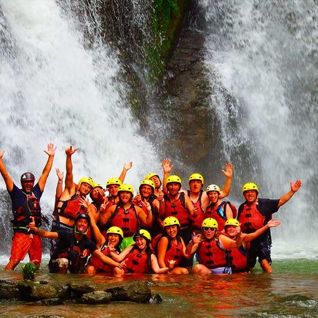 Rafting auf dem Fluss Savegre Klasse II-III 03 Ausflugsgruppe beim Rafting auf dem Fluss Savegre Klasse II-III