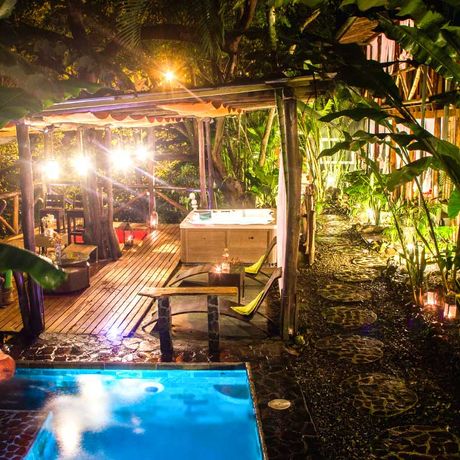 Hotel Canaima Chill House Pool 02 Blick auf den Außenbereich mit Pool und Jacuzzi des Hotels Canaima Chill House