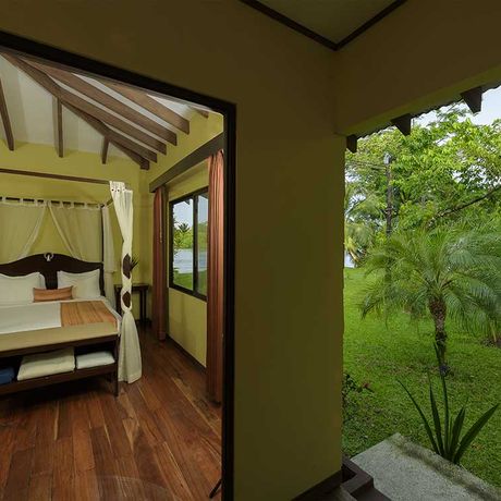 Blick in das Schlafzimmer des Deluxbungalows des Hotel Manatus