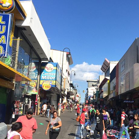 Costa Rica Seitenstraße Beobachten Sie das lebhafte Treiben auf San José Nebenstraßen
