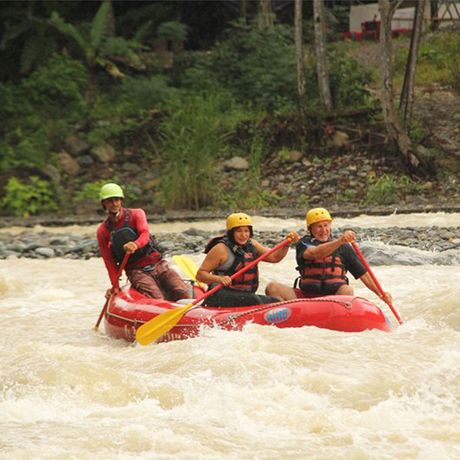 Blick auf ein Boot beim Rafting auf dem Fluss Savegre Klasse II-III