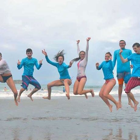Blick auf eine Surfgruppe beim Surfen am Strand von Manuel Antonio