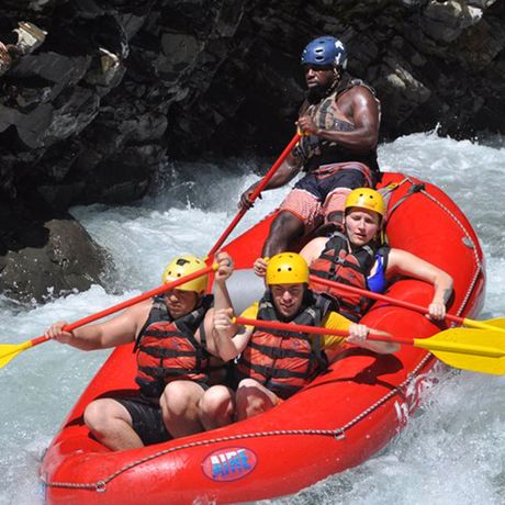 Rafting auf dem Fluss Naranjo Klasse III – IV 05 Blick auf ein Boot beim Rafting auf dem Fluss Naranjo Klasse III – IV
