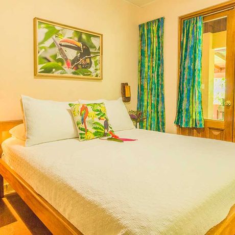 Blick auf das Bett in einem Doppelzimmer der Bungalows Mono Feliz