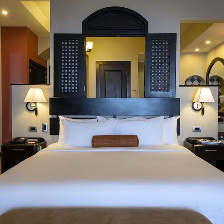 Costa Rica Resort Suite Eine elegante Suite mit großem Doppelbett