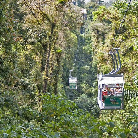 Blick auf eine Seilbahn beim Seilbahn-Ausflug in La Fortuna