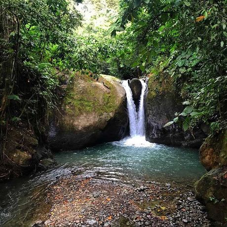 Blick auf einen Wasserfall beim Tagesausflug Abwechslungsreiche Wasserfall-Tour