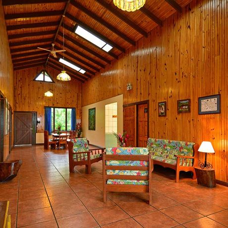 Hotel Arenal Observatory Lodge & Spa La Casona 03 Blick auf Sitzmöglichkeiten der La Casona des Hotel Arenal Observatory Lodge & Spa