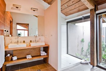 Poas Volcano Lodge Deluxezimmer Jacamar Badezimmer