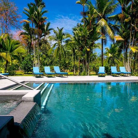 Seitenansicht des Pools der Passion Fruit Lodge