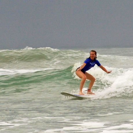 Surfen Mädchen Montezuma Blick auf surfendes Mädchen vor dunklerem Horizont