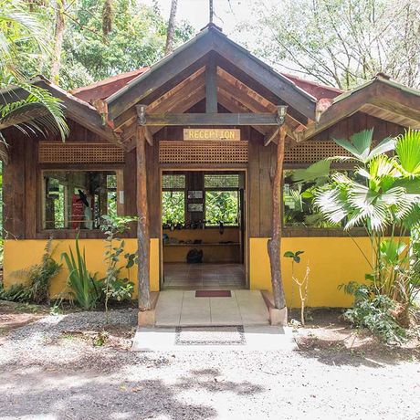 Blick auf die Rezeption der Bungalow + Cabinas Arenal Oasis