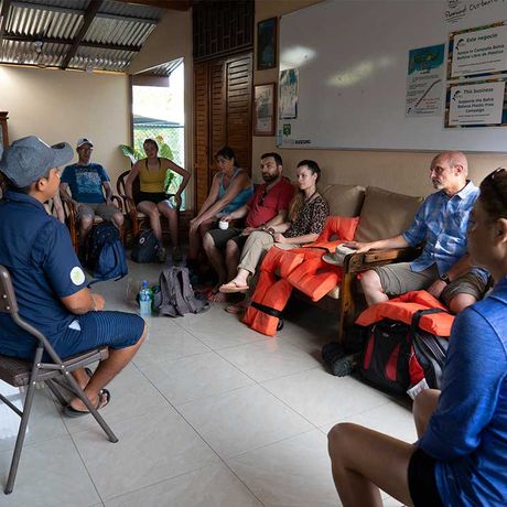 Blick auf eine Ausflugsgruppe beim Briefing beim Schnorcheln im Nationalpark Marino Ballena 01
