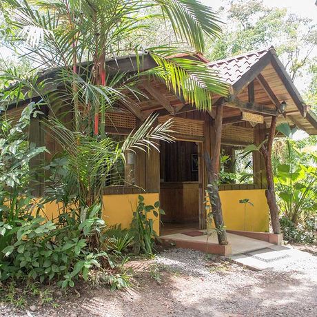 Blick auf die Rezeption der Bungalow + Cabinas Arenal Oasis