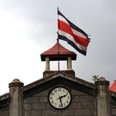 Costa Rica Flagge auf Schnapsbrennerei Die Hauptstadt Costa Ricas verfügt über viele Brauereien und Cafés. Entdecken Sie die kulinarische Hauptstadt am Puls der Zeit