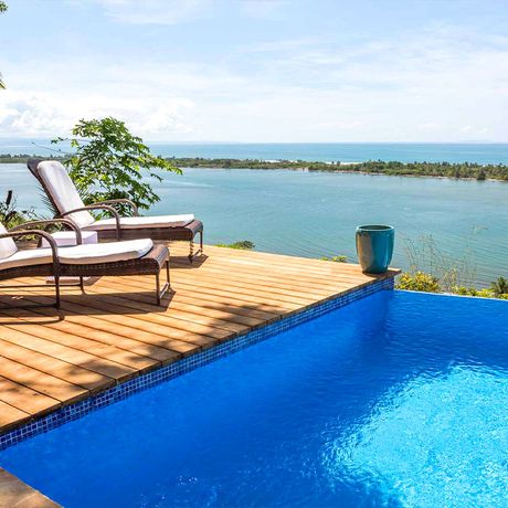 Boutique-Hotel El Castillo Pool 03 Blick auf Terrasse und Infinity-Pool des Boutique-Hotels El Castillo