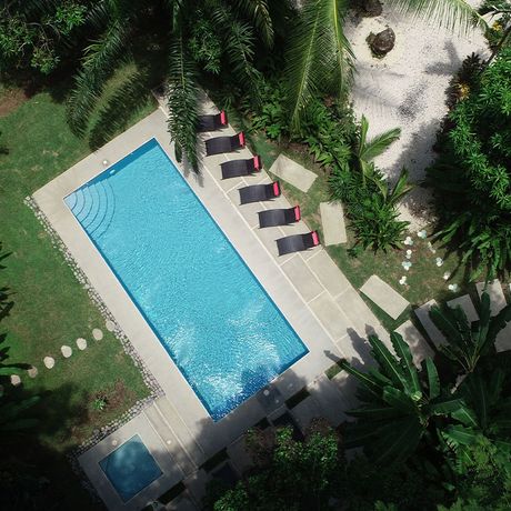 Hotel Nya Pool Blick auf einen Pool