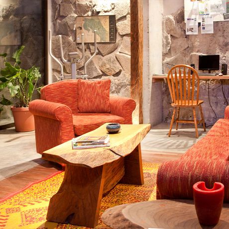 Poas Volcano Lodge Sofa Sessel Blick auf ein Sofa und einen Sessel
