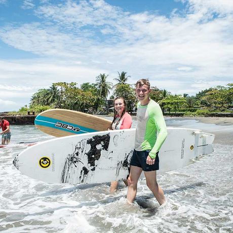 Surfkurs in der Karibik 06 Blick auf zwei Surfer beim Surfkurs in der Karibik