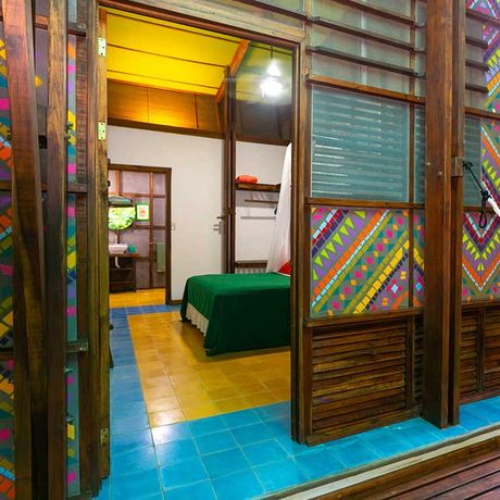 Blick in das Schlafzimmer des Superiorzimmers der Bungalow + Cabina Kukula Lodge