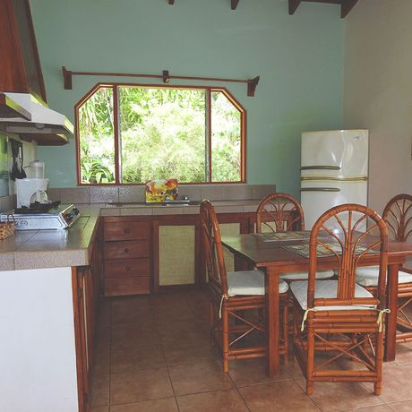 Blick in die Küche des Familienbungalows Diquis del Sur