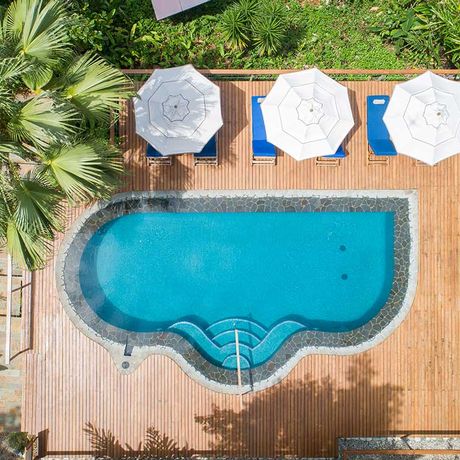 Vogelperspektive des Pools von der El Remanso Rainforest Wildlife Lodge