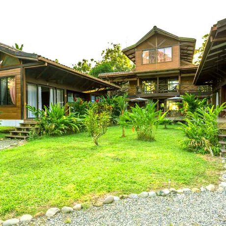 Blick auf die Bungalows der Strandunterkunft Kenaki Lodge 