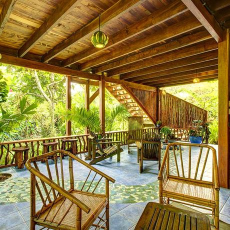Blick auf den großen Innenhof der Tropensuite in der Strandunterkunft Banana Azul