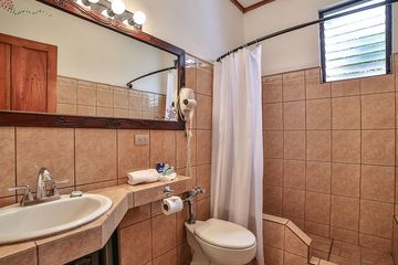 Hotel Adventure Inn Suite Badezimmer
