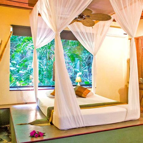 Hotel Canaima Chill House Suite 02 Blick auf das empor gehobene Queensize Doppelbett einer Suite im Hotel Canaima Chill House
