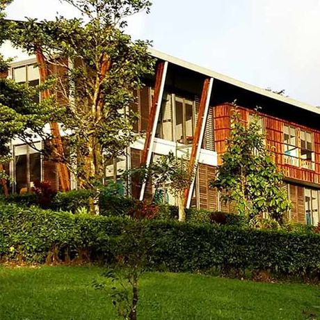 Boutique-Hotel Celeste Mountain Lodge Blick auf Haupthaus Haupthaus im Sonneuntergang im Landschaft