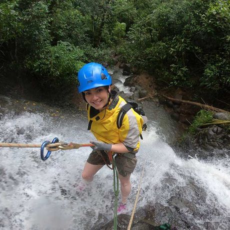 Blick auf eine Teilnehmerin der Canyoneering und Canopy Tour