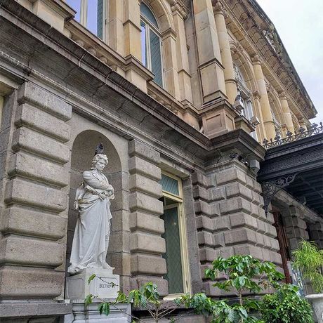 Blick auf eine Statue beim Tagesausflug San Josés Geschichte und die Bedeutung von Kaffee kennenlernen