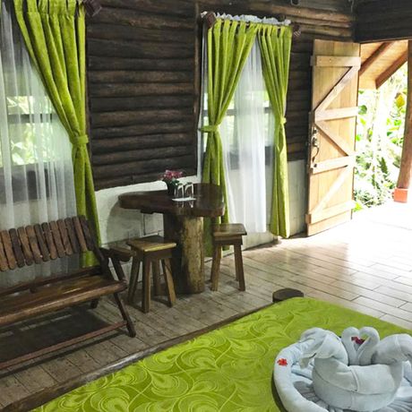 Blick auf die Sitzecke im Bungalow des Bungalow + Cabinas Arenal Oasis