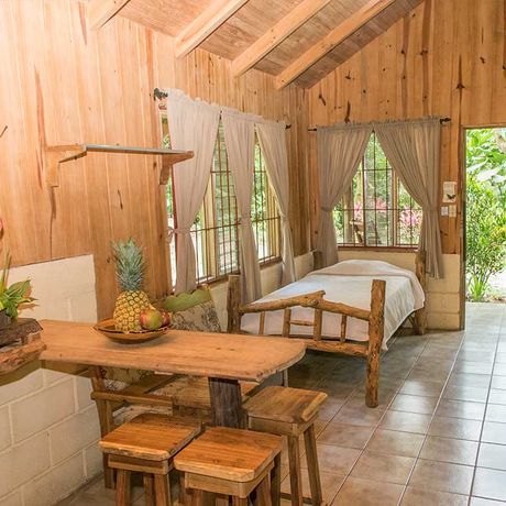Blick auf den Eingangsbereich in der Villa des Bungalow + Cabinas Arenal Oasis