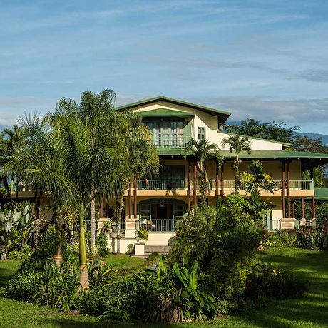 Hotel in immergrüner Natur