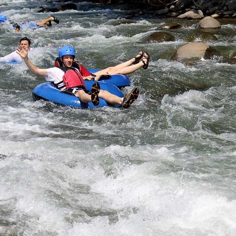 Tubing auf dem Celeste 02 Abenteuerliches Tubing auf dem türkisblauen Fluss Celeste