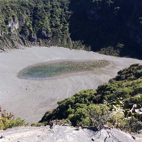 Costa Rica Bergwelt und Vulkane Blick in einen der Krater des Vulkan Irazú 