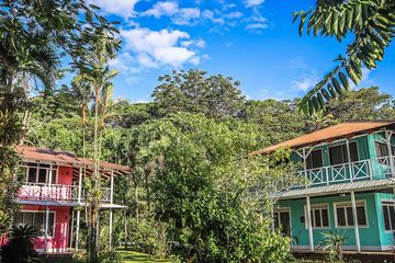 Tortuga Lodge Standardzimmer Aussenansicht Baeume