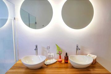 Tortuga Lodge Mr Mishak Suite mit Klimaanlage Badezimmer Waschbe