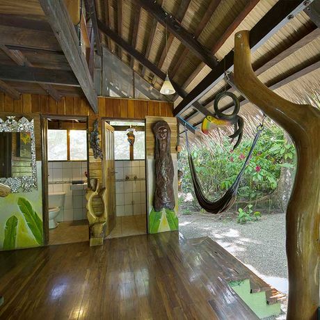 Ökolodge Congo Bongo Eingangbereich eines Bungalows Blick auf das Badezimmer eines Bungalows der Ökolodge Congo Bongo