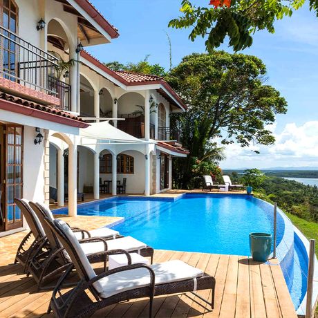Boutique-Hotel El Castillo Pool 05 Blick auf Terrasse und Infinity-Pool des Boutique-Hotels El Castillo