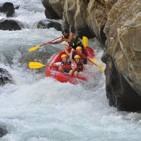 Blick auf ein Boot beim Rafting auf dem Fluss El Chorro Klasse IV