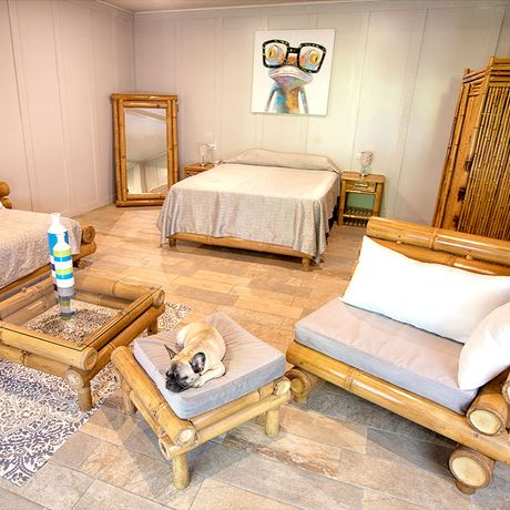 Blick eine Sitzecke und das Bett einer Suite des Boutique-Hotels Plaza Yara