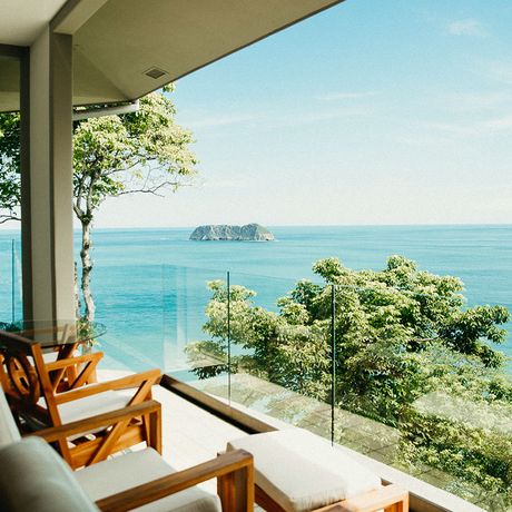 Costa Rica Strandunterkunft Balkon Panoramablick vom Balkon auf die Weite des Meeres