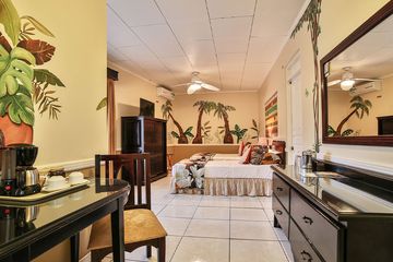 Hotel Adventure Inn Suite Betten Spiegel