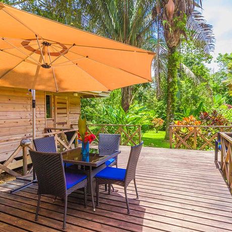 Blick auf die Veranda eines Dschungelbungalows der Bungalows Mono Feliz