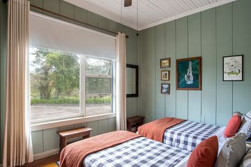 Hacienda La Esperanza Aquirares Standardzimmer Betten rot