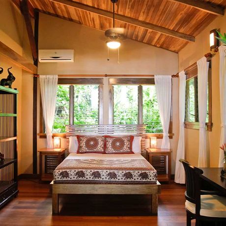 Dschungel-Lodge Copa de Arbol Deluxebungalow 03 Blick auf das Doppelbett eines Deluxebungalows der Dschungel-Lodge Copa de Arbol