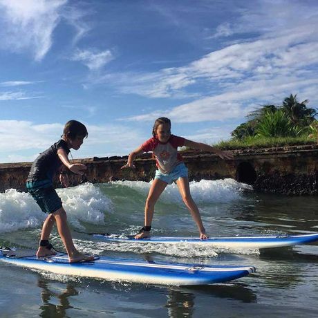 Surfkurs in der Karibik 05 Blick auf zwei Surfer beim Surfkurs in der Karibik